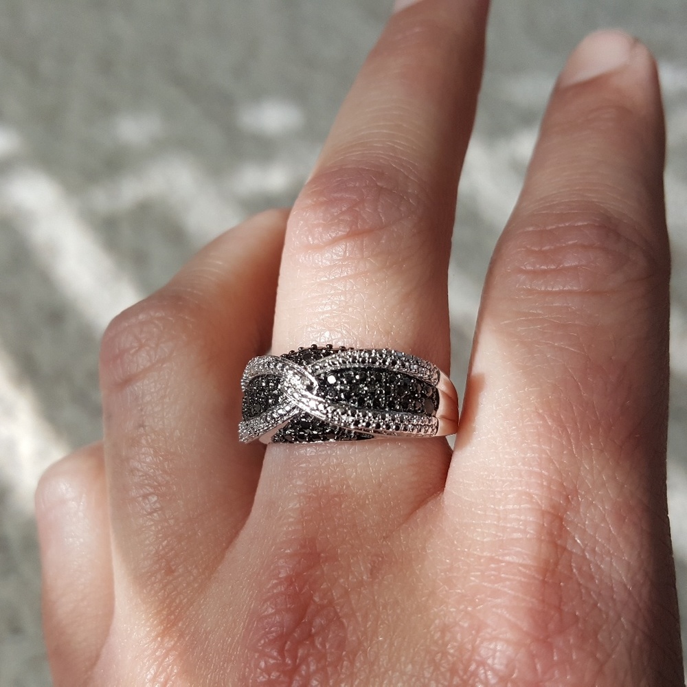 Black and white diamond ring - Picture 2 of 5
